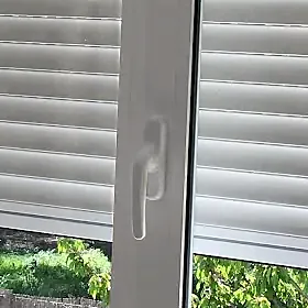 Detalle de la manilla de una ventana oscilobatiente
